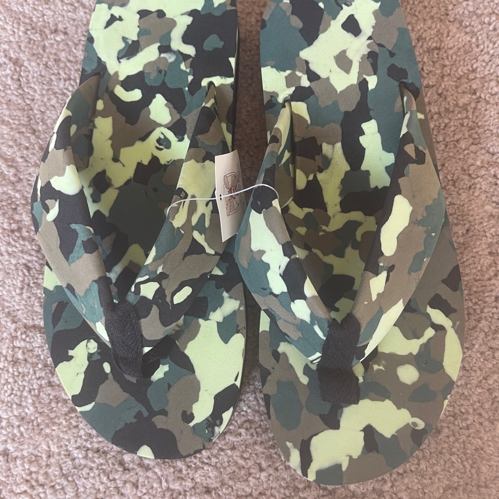 Camouflage NWT Flip Flops size 8